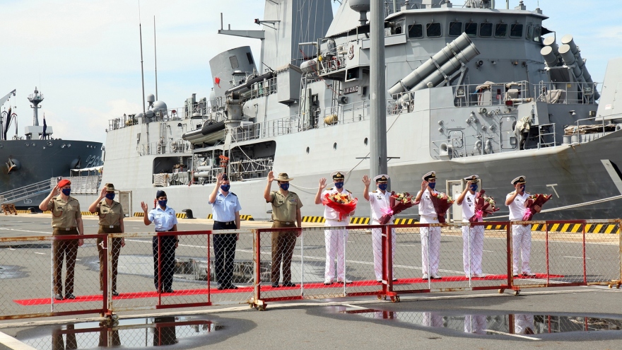 Three big Australian warships visit Vietnam